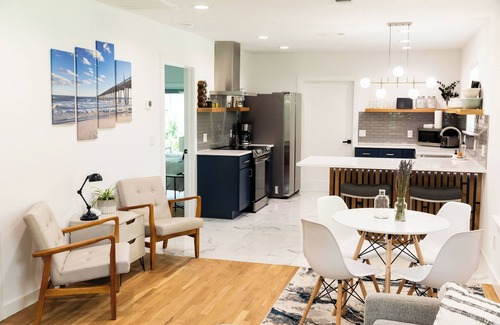 East Pensacola Heights House | New and Modern Double En-Suite