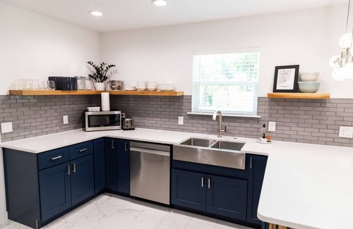 East Pensacola Heights House | New and Modern Double En-Suite