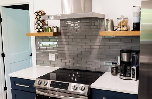 East Pensacola Heights House | New and Modern Double En-Suite