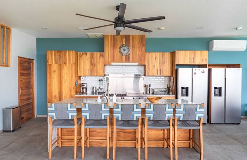 Manuel Antonio Villa | New and modern villa with ocean views―sleeps 34