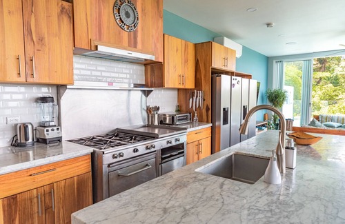 Manuel Antonio Villa | New and modern villa with ocean views―sleeps 34