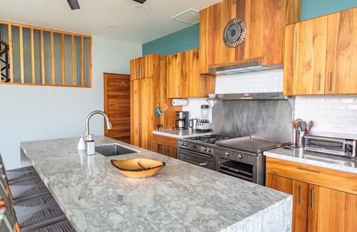 Manuel Antonio Villa | New and modern villa with ocean views―sleeps 34