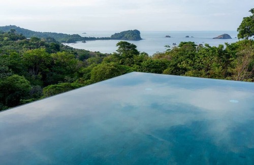 Manuel Antonio Villa | New and modern villa with ocean views―sleeps 34