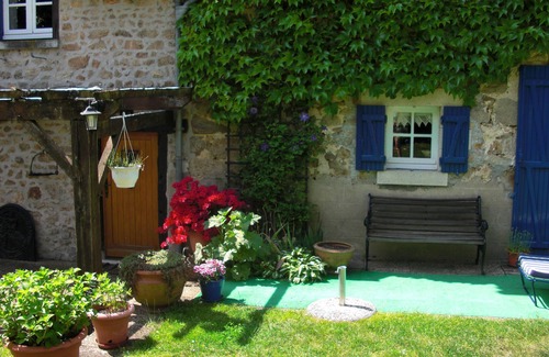 Saint-Priest-la-Plaine Apartment | New apartment in a country house with terrace and garden