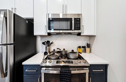 Deep Ellum Apartment | New Apt in DeepEllum with Pool and Parking near Baylor Med