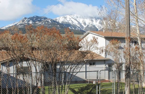 Gardiner Apartment | NEW! Arch Studio at Yellowstone Park Entrance- 2 Minute Drive to Park Entrance