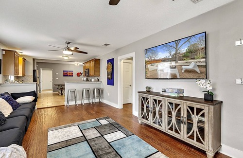 Galindo House | (NEW) ATX Fun-Scape, 11 beds, 2 miles to downtown