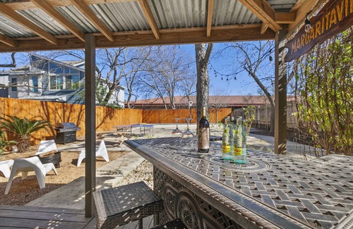 Galindo House | (NEW) ATX Fun-Scape, 11 beds, 2 miles to downtown