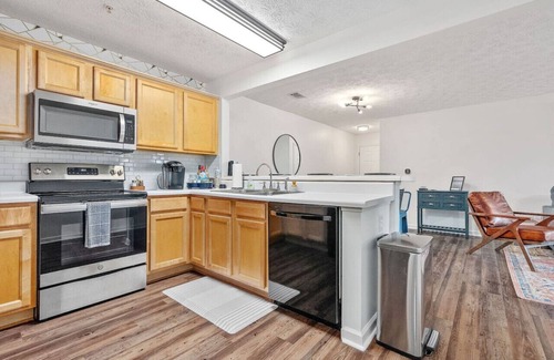 Auburn Apartment | New AU Oasis 2 Mins to Downtown & Stadium Sleeps 10