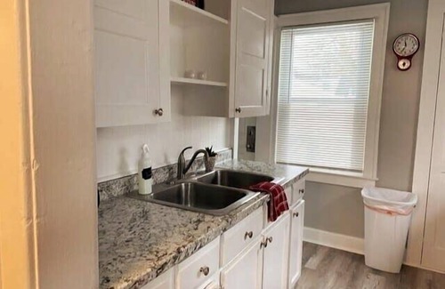 Pontiac House | NEW! AutoManiac spot in the heart of Pontiac/3 beds 2 baths