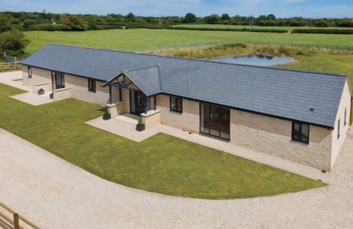 Swindon House | New Barn Conversion near Cotswold Water Park with Optional Hottub