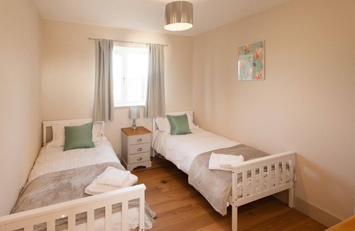 Swindon House | New Barn Conversion near Cotswold Water Park with Optional Hottub