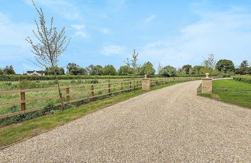 Swindon House | New Barn Conversion near Cotswold Water Park with Optional Hottub