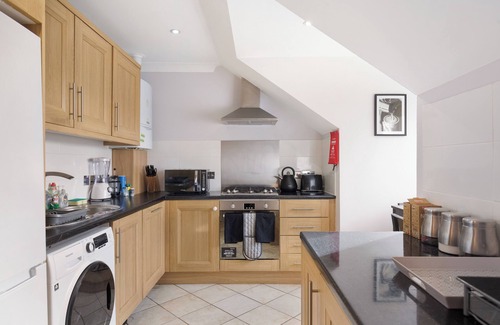 Oakleigh Apartment | New Barnet Penthouse WiFi Parking Near Elstree