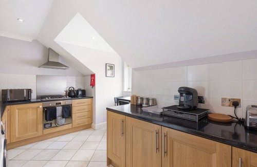 Oakleigh Apartment | New Barnet Penthouse WiFi Parking Near Elstree