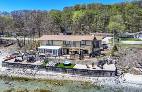 Traverse City House | NEW! Bay Shore Retreat – Hot Tub, Games & Mins to Downtown TC! ➠ 7345