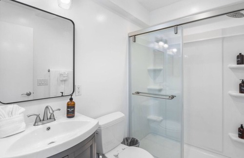 Mission Beach House | NEW Bayfront Bungalow Getaway! Steps from the beach + Free Parking