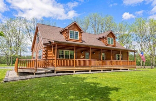 Oaks Corners Cabin | NEW! BC Retreat with Fireplace,Game Room,Hot Tub!