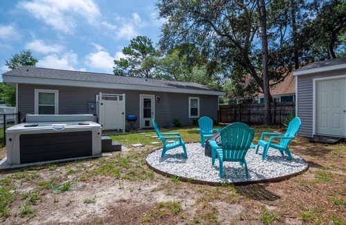 Tranquil Harbour Cottage | New - Beach Break Bungalow- Private Hot Tub-Fenced Yard-Oak Island