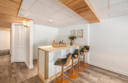 Sister Lakes House | New Beach front 5bd in Sister Lakes with Hot tub