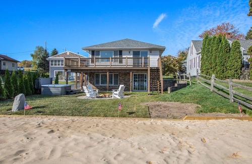 Sister Lakes House | New Beach front 5bd in Sister Lakes w/Hot tub