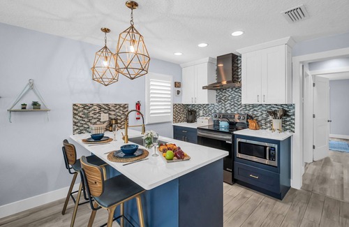 Indian Rocks Beach House | NEW Beach Retreat – Patio & Hammock, Walk to the Beach for the Perfect Escape.
