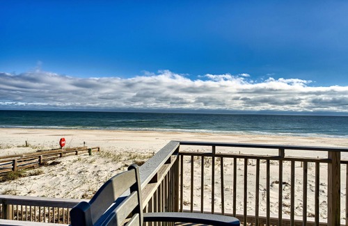 East End House | New~Beachfront~Pet Friendly~BeachGear~Pool Access~