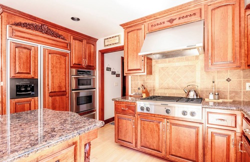 Big Bear City Cabin | New! Bearadise ~ Blue Castle Getaway