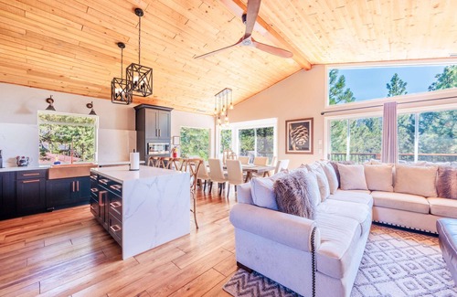 Boulder Bay Cabin | New! Bearadise~BoulderBaycation~lakefront w/dock