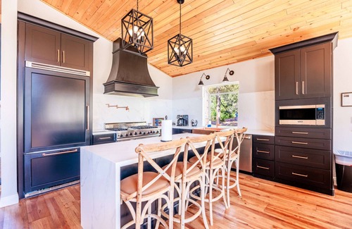 Boulder Bay Cabin | New! Bearadise~BoulderBaycation~lakefront w/dock