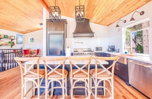 Boulder Bay Cabin | New! Bearadise~BoulderBaycation~lakefront w/dock