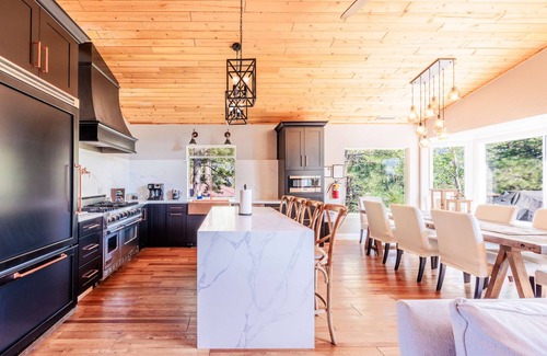 Boulder Bay Cabin | New! Bearadise~BoulderBaycation~lakefront w/dock