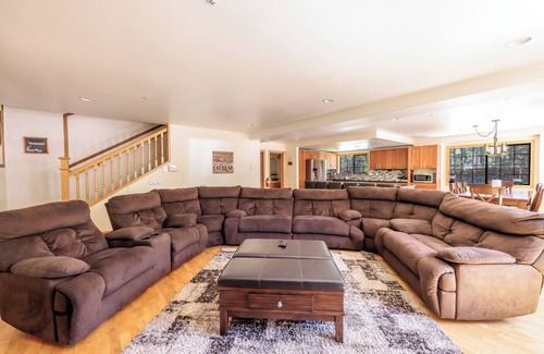 Big Bear Cabin | New! Bearadise ~ Frank's Fort Mountain Estate