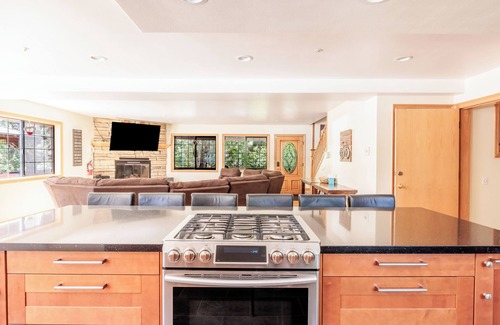 Big Bear Cabin | New! Bearadise ~ Frank's Fort Mountain Estate