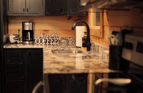 Logan Cabin | "New" Beautiful Cabin/Lodge-CHECKOUT 8 PM ON SUNDAYS! SLEEPS 14- Logan, OH
