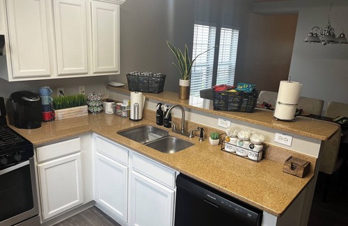 Stockbridge House | New Beautiful home no stairs and 12 mins from ATL airport minutes from downtown