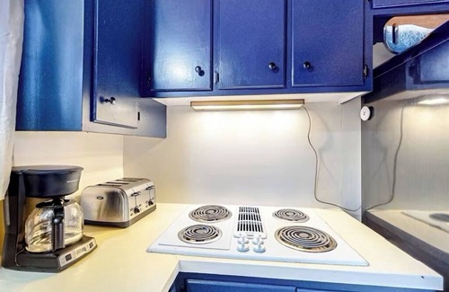 Whitefield House | NEW! Beautiful mountain view, big deck, grill, fireplace, firepit - 3BD/1.5BA