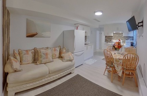 Guildford House | New, beautiful & peaceful 2 bed residential suite.