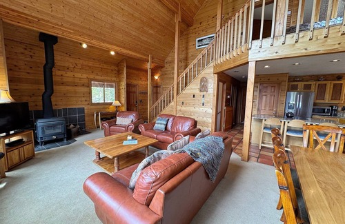 Woodmoor House | NEW! Big with VIEWS, 11 beds, hot tub, pool table