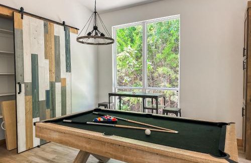 Purcell Villa | New Bison Cabin Hot Tub Air Hockey Pool Table