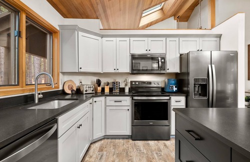 Black Butte Ranch Cabin | NEW! Black Butte Ranch 5 star Luxe!Arcade/Movie Room/Hot Tub/Sauna/2 Playrooms!