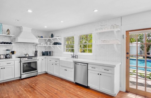 Anna Maria House | NEW! Blue Pearl~Heated Pool/Spa~Walkable Pine Ave! Guest House for Added Space!