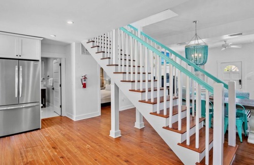 Anna Maria House | NEW! Blue Pearl~Heated Pool/Spa~Walkable Pine Ave! Guest House for Added Space!