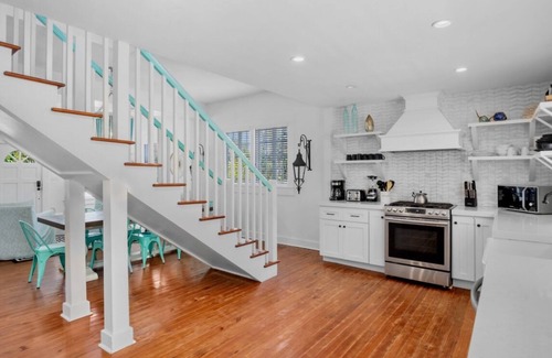 Anna Maria House | NEW! Blue Pearl~Heated Pool/Spa~Walkable Pine Ave! Guest House for Added Space!