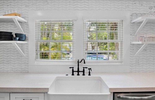 Anna Maria House | NEW! Blue Pearl~Heated Pool/Spa~Walkable Pine Ave! Guest House for Added Space!
