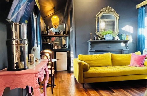 Fayetteville Cottage | "NEW" Booshie meets Rustic, only two miles from Round Top, TX.