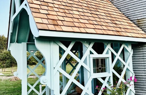 Fayetteville Cottage | "NEW" Booshie meets Rustic, only two miles from Round Top, TX.