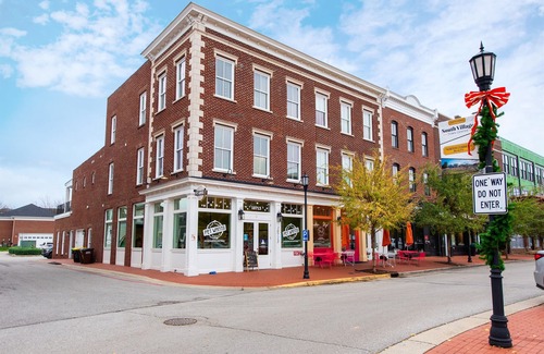 Prospect House | NEW Bourbon Trail, Downtown, Modern, Pets, Shops Local Dining, Fully Loaded