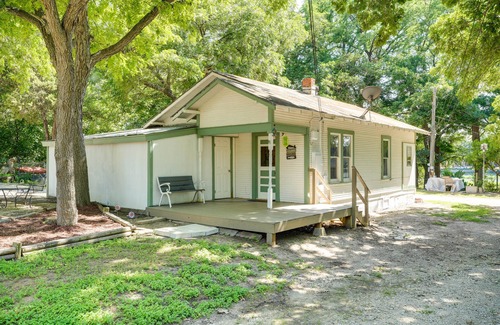New Braunfels Cottage | New Braunfels Vacation Rental on Lake Dunlap!