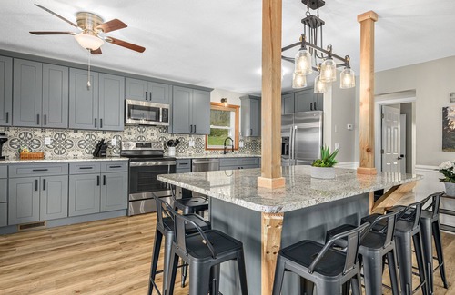 Clyde House | NEW Breathtaking Views, Hot tub and Arcade in a Peaceful Mountain View Retreat